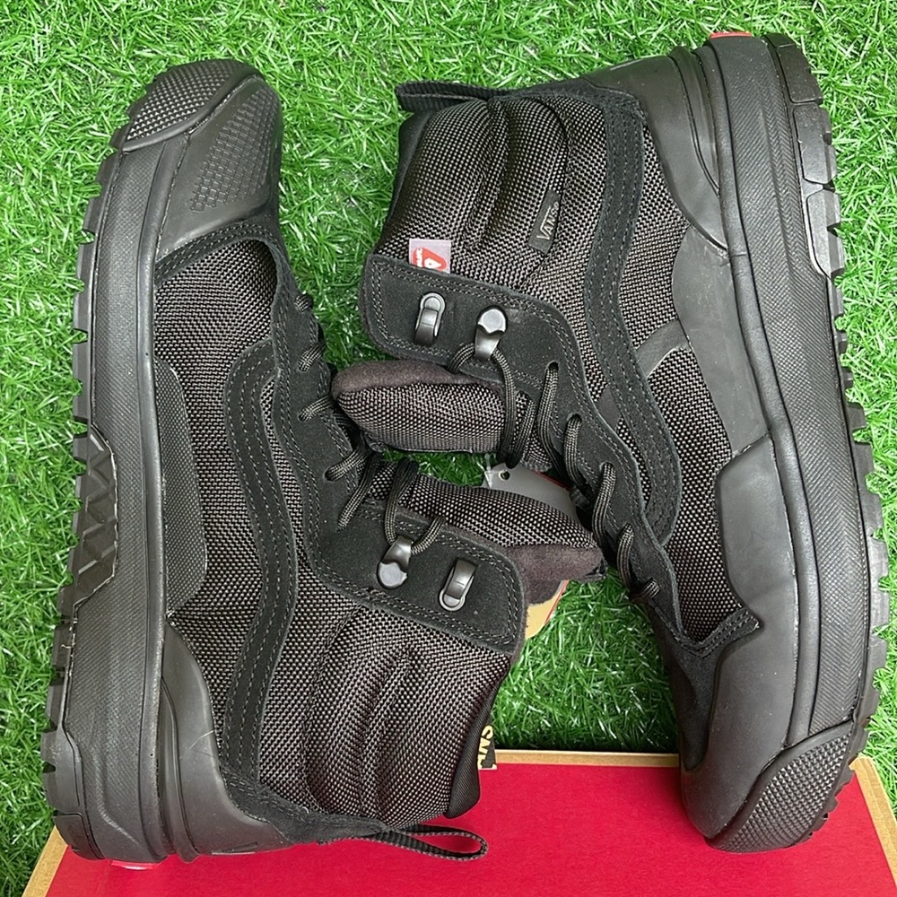 Vans WMNS Ultrarange Exo
Black/Black
VN0A4BVSBKA
Boots Sneakers - Picture 11 of 16